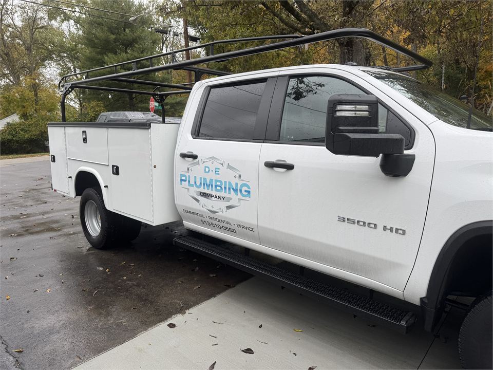 DE Plumbing service truck on site